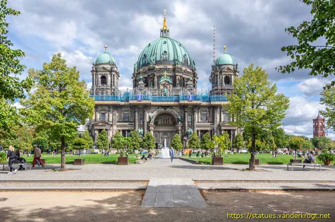 Berlin /  Luther Reliefs am Dom