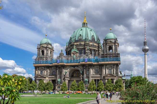 Berlin /  Christus und der Apostelen am Dom