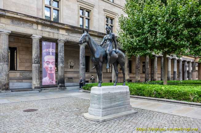 Berlin /  Amazone zu Pferde