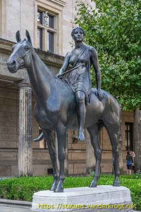 Berlin /  Amazone zu Pferde