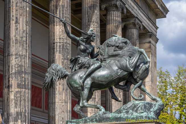 Berlin /  Amazone zu Pferde