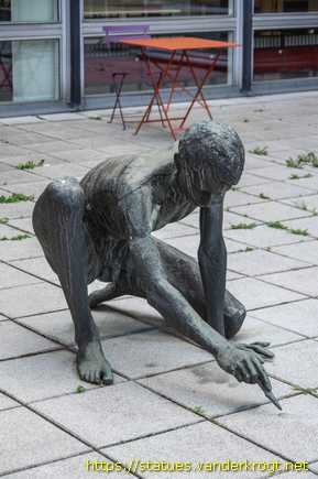 Berlin /  Hockender in der ZLB