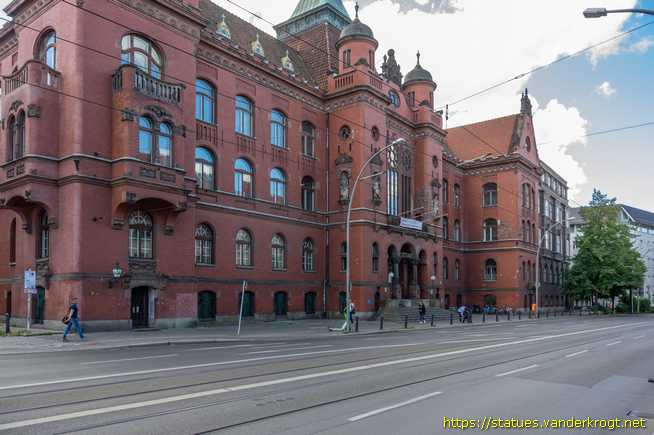 Berlin /  Die Bürgertugenden am Rathaus Pankow