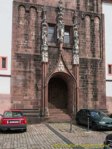 Baden-Baden /  Fassadenstatuen an der Stiftskirche