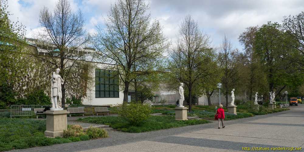 Stuttgart /  Griechische Frauenstatuen