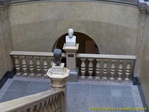 Heidelberg /  Büsten im Treppenhaus der Universitätsbibliothek
