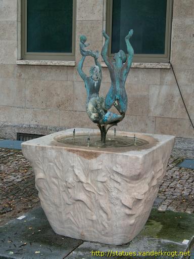 München /  Wassermann und Meerjungfrau mit Kind