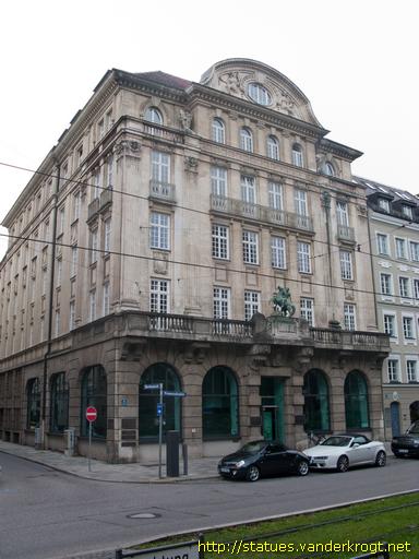 München /  Aufsteigendes Pferd mit Reiter