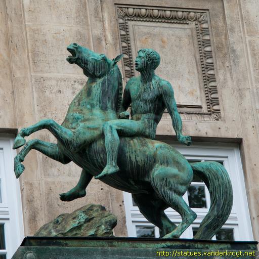 München /  Aufsteigendes Pferd mit Reiter
