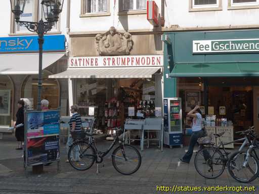 Würzburg /  Verschleierte Frau mit drei Kindern