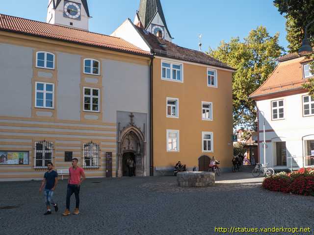 Eichstätt /  Skulpturen am Portal des Diözesanmuseums