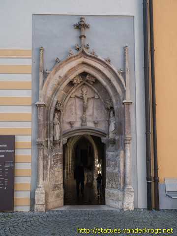 Eichstätt /  Skulpturen am Portal des Diözesanmuseums