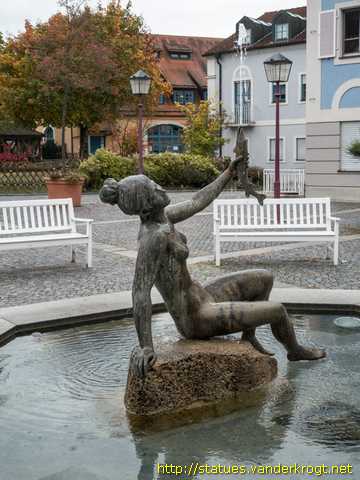 Treuchtlingen /  Brunnen Frau mit Fisch