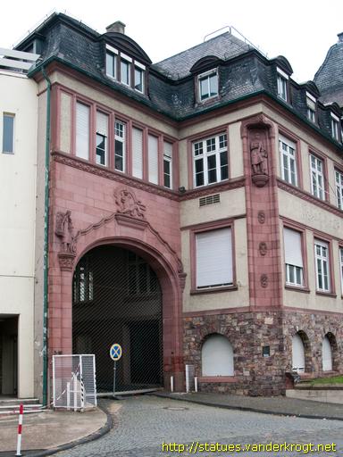 Rüdesheim am Rhein /  Weinbrenner und Winzerin