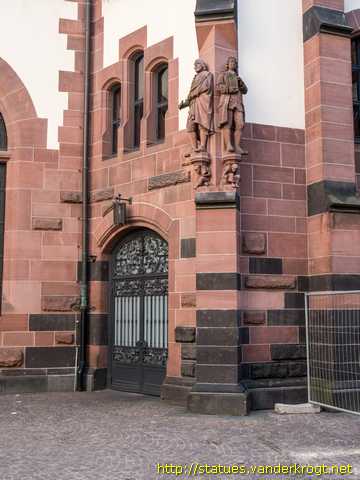 Frankfurt am Main /  Fassadenfiguren im Rathaushof