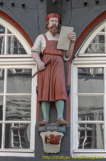 Marburg /  Mann mit Tablet und Lineal