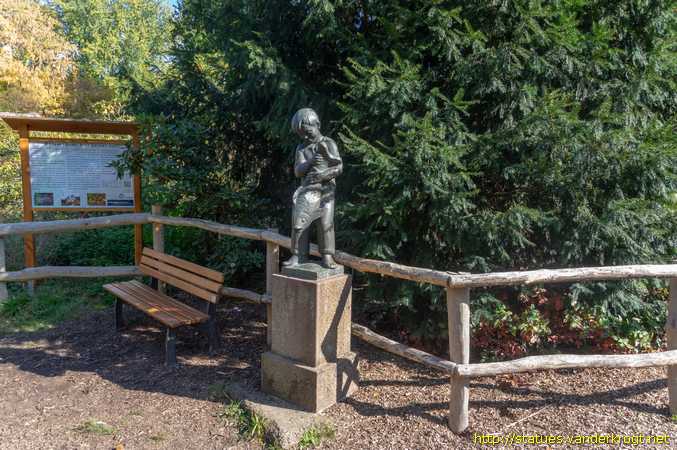 Marburg /  Knabe mit Fisch