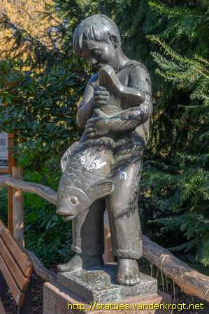 Marburg /  Knabe mit Fisch