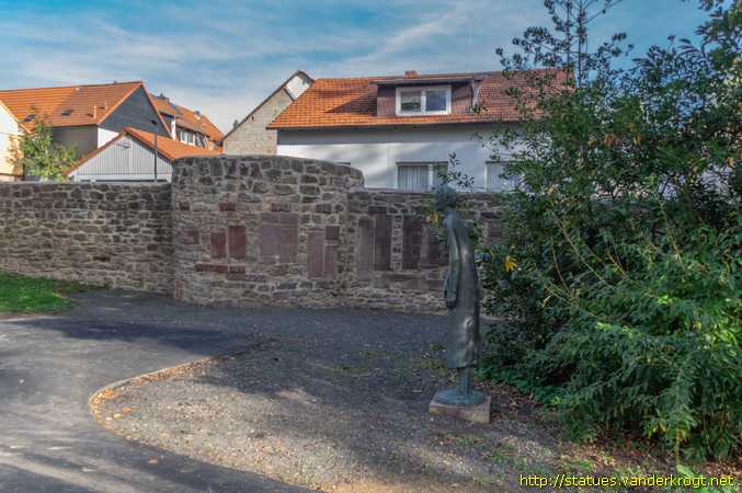 Kirchhain /  Die Wartende
