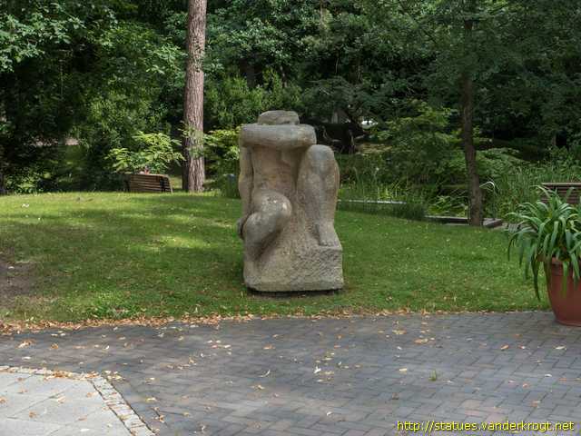 Binz /  Sitzende männliche Figure