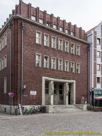 Stralsund /  Seemann und Bauerin