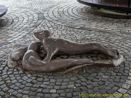 Stralsund /  Zwei in der Brandung spielende Robben
