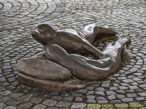 Stralsund /  Zwei in der Brandung spielende Robben