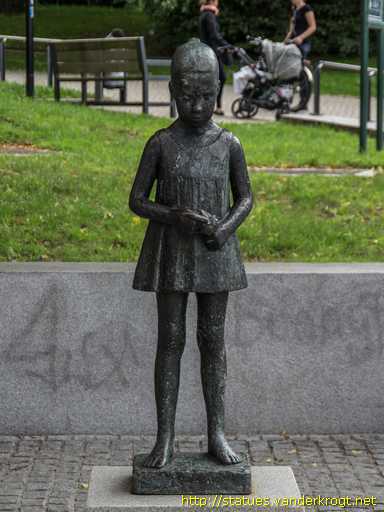 Rostock /  Mädchen mit Blumenstrauß