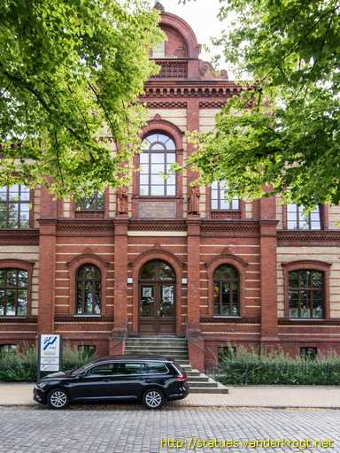 Schwerin / Fassadenfiguren und Porträtmedaillons am Fridericianum