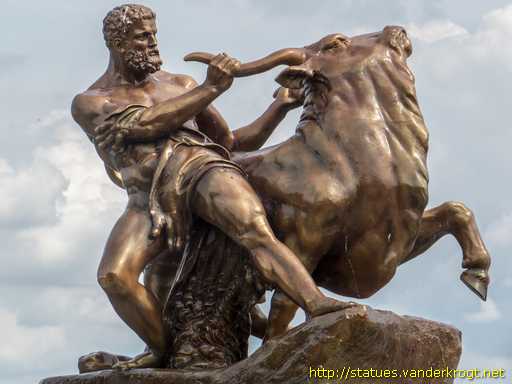 Schwerin /  Herakles, den kretischen Stier bändigend