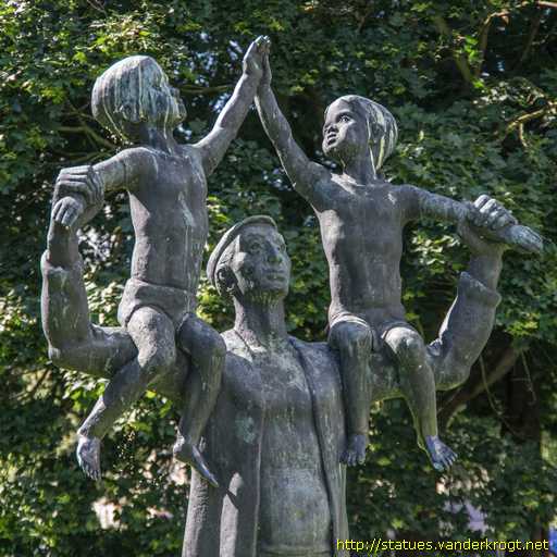 Schwerin /  Vater mit zwei Kindern