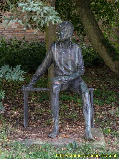 Schwerin /  Lesender Junge
