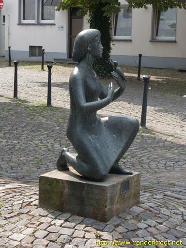 Osnabrück /  Mädchen mit Vogel