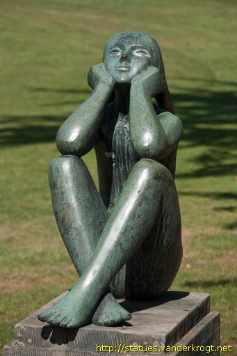 Hameln /  Sitzendes Mädchen