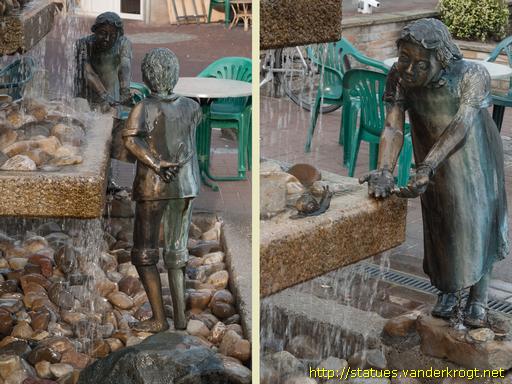 Uelsen /  Kinderfiguren am Brunnen