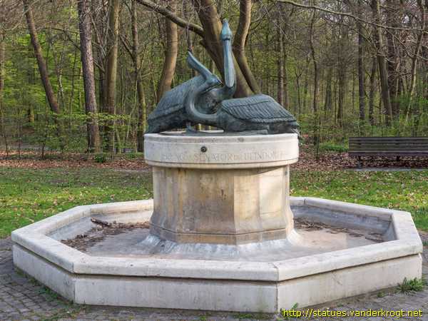 Hannover /  Fritz Beindorff Brunnen - Pelikan Brunnen