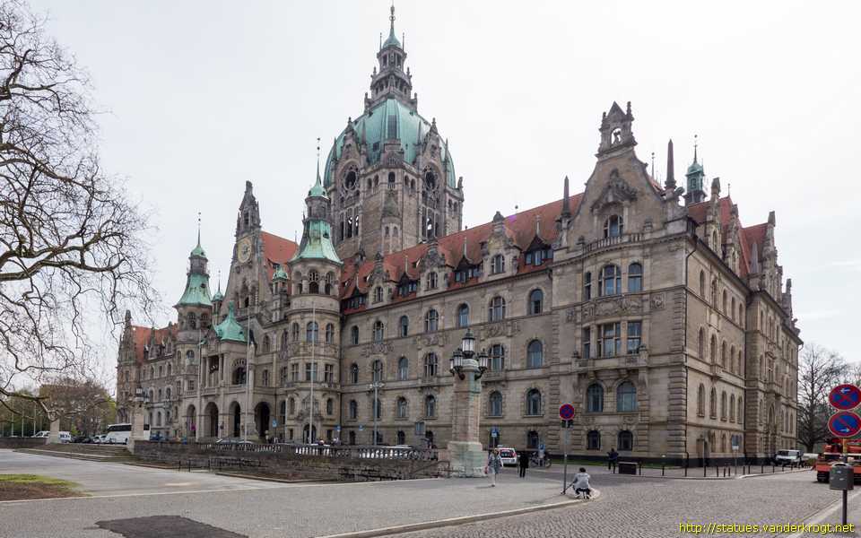 Hannover /  Skulpturen an der Nordfassade des Neuen Rathauses