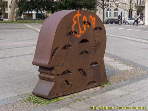 Hannover /  Kopf in der Hand / Kopf mit zwölf Augen