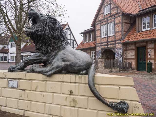 Neustadt am Rübenberge /  Löwenstatue