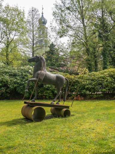 Jever /  Pferd auf Rädern aus Industriemüll