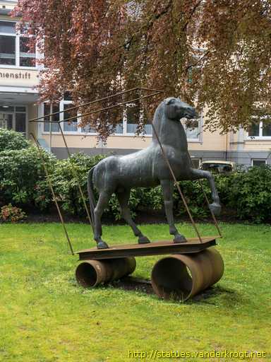 Jever /  Pferd auf Rädern aus Industriemüll