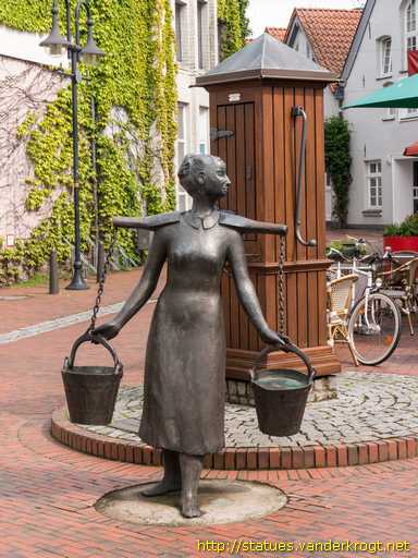 Jever /  Wasserträgerin mit Hund - 'Theda und Lumpi'