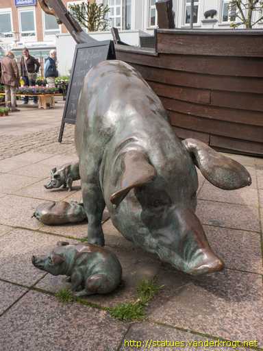Aurich /  Ziege und Sau mit Ferkeln