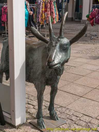 Aurich /  Ziege und Sau mit Ferkeln