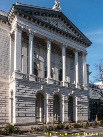 Oldenburg /  Drei Büsten am Staatstheater
