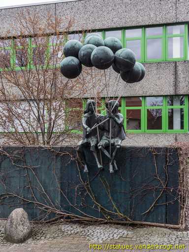 Zeven /  Zwei Kinder mit Luftballons