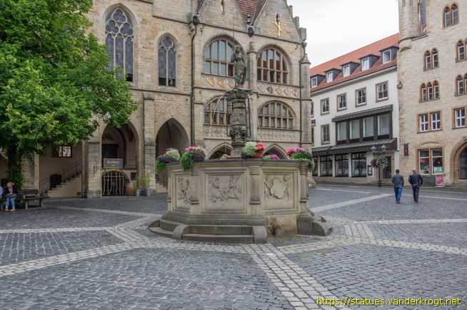 Hildesheim /  Marktbrunnen mit "Roland"-Figur