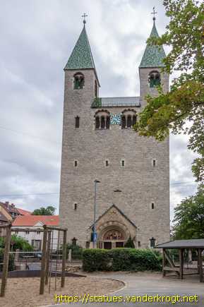 Hildesheim /  Tympanum der St.-Elisabeth-Kirche