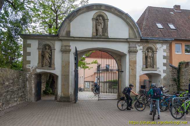 Hildesheim /  Statuen am Tor des Andreanums in der Klosterstraße