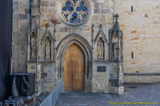 Hildesheim /  Heiligenstatuen an der Dom